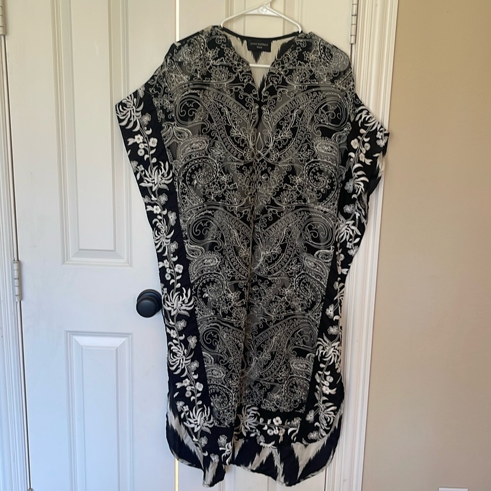 Sana Safinaz Pakistani Indian kaftaan in black and white silk with embroidery.